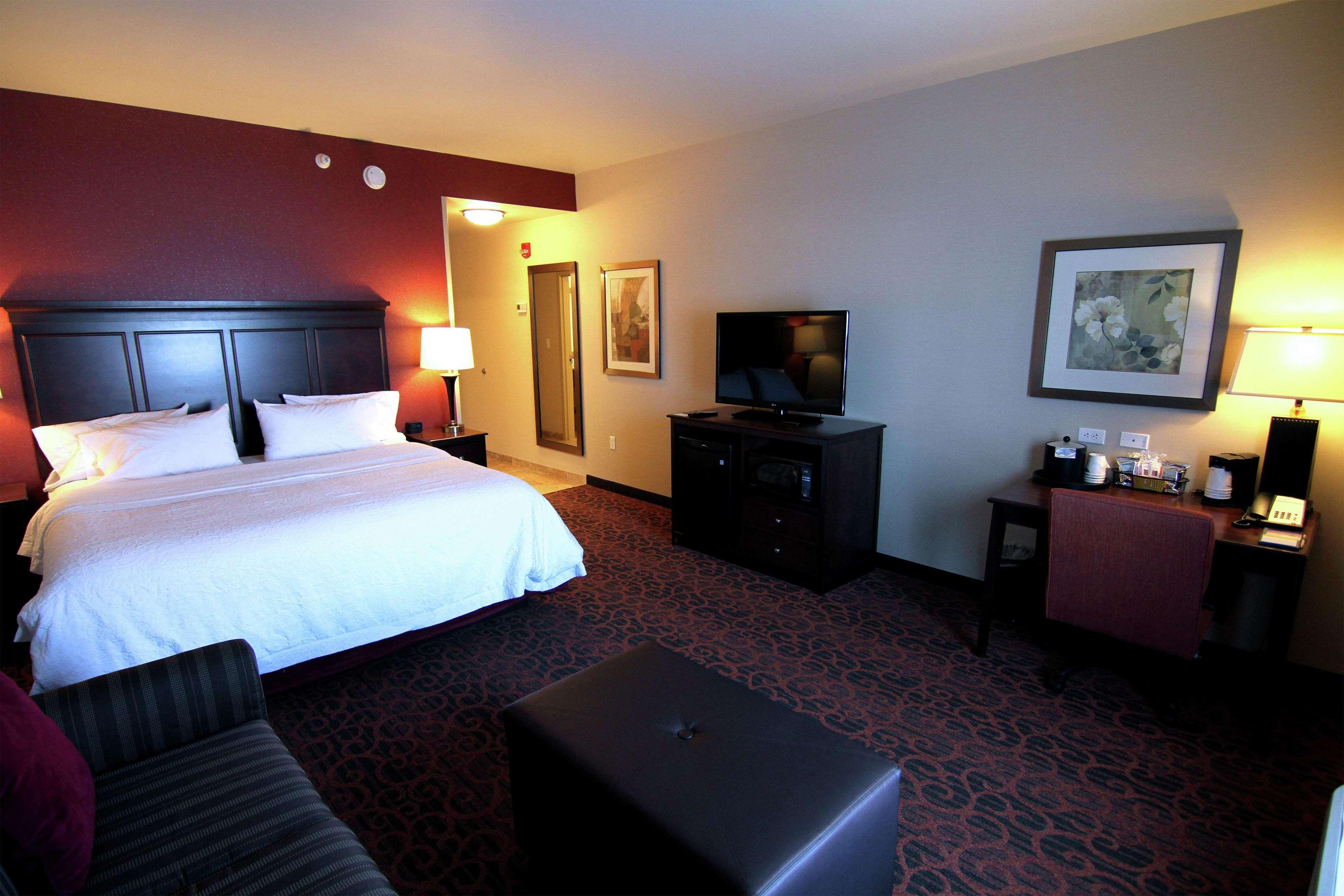 Hampton Inn & Suites Гранд-Форкс Экстерьер фото