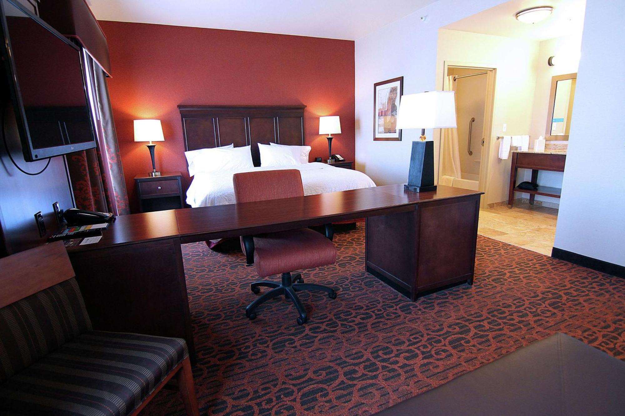 Hampton Inn & Suites Гранд-Форкс Экстерьер фото